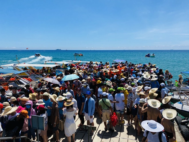 Du khách tới Quy Nhơn chật kín bãi biển vào dịp lễ và cuối tuần.