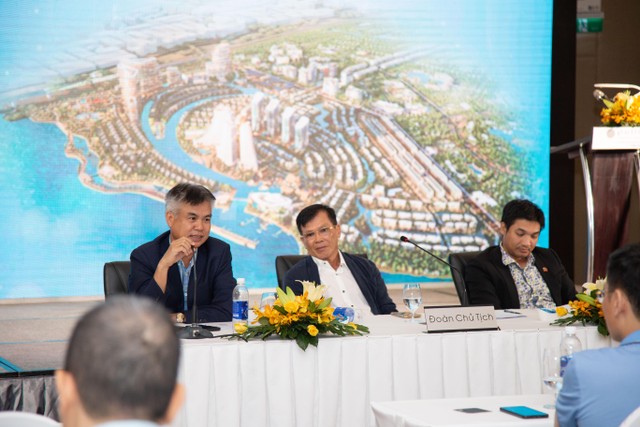 Ông Hoàng Văn Tăng – Tổng giám đốc Tập đoàn DIC chia sẻ những thông tin mới nhất về tình hình SXKD tại cuộc họp.