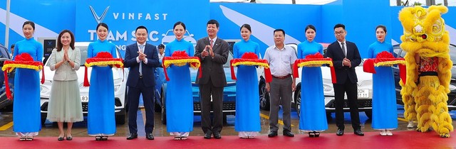 Lãnh đạo tỉnh Khánh Hòa, lãnh đạo Petrolimex và VinFast cắt băng khai trương trạm sạc xe điện VinFast tại Cửa hàng xăng dầu Petrolimex số 29, đường Trần Quý Cáp, phường Ninh Hiệp, thị xã Ninh Hòa, tỉnh Khánh Hòa vào sáng ngày 14/10/2022. Lãnh đạo tỉnh Khánh Hòa, lãnh đạo Petrolimex và VinFast cắt băng khai trương trạm sạc xe điện VinFast tại Cửa hàng xăng dầu Petrolimex số 29, đường Trần Quý Cáp, phường Ninh Hiệp, thị xã Ninh Hòa, tỉnh Khánh Hòa vào sáng ngày 14/10/2022.