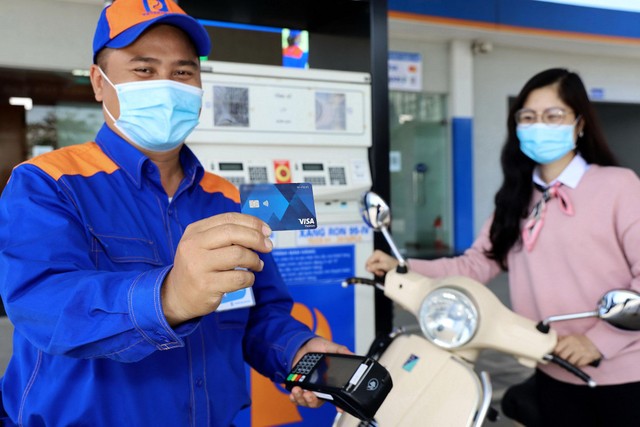 Khách hàng mua xăng và thanh toán bằng thẻ tín dụng quốc tế tại Cửa hàng Petrolimex. Khách hàng mua xăng và thanh toán bằng thẻ tín dụng quốc tế tại Cửa hàng Petrolimex.
