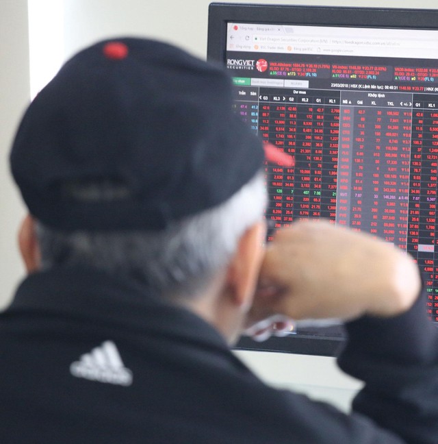 Áp lực thu tiền về trên các kênh chứng khoán, bất động sản vẫn hiện hữu.