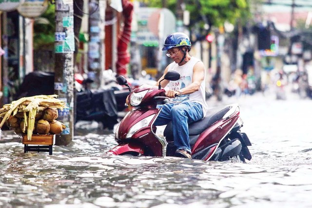 Ngập nước triền miên ở một số tuyến đường tại TP.HCM khi xảy ra mưa lớn Ảnh: T.L.
