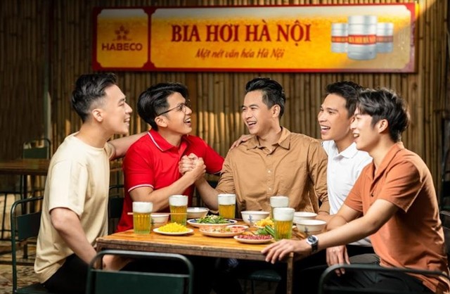 Những vị khách “sành” luôn tìm đến quán Bia Hơi Hà Nội của Habeco để cảm nhận nét văn hóa nguyên bản.