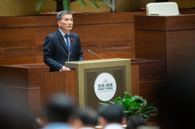 Chủ nhiệm Ủy ban Khoa học, Công nghệ và Môi trường của Quốc hội Lê Quang Huy báo cáo giải trình, tiếp thu, chỉnh lý dự thảo Luật sửa đổi, bổ sung một số điều của Luật Tần số vô tuyến điện. Chủ nhiệm Ủy ban Khoa học, Công nghệ và Môi trường của Quốc hội Lê Quang Huy báo cáo giải trình, tiếp thu, chỉnh lý dự thảo Luật sửa đổi, bổ sung một số điều của Luật Tần số vô tuyến điện.