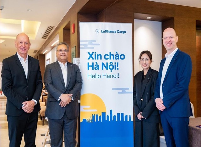 Đại diện hãng hàng không Lufthansa Cargo AG tại họp báo công bố mở đường bay vận chuyển hàng hóa tới Hà Nội.