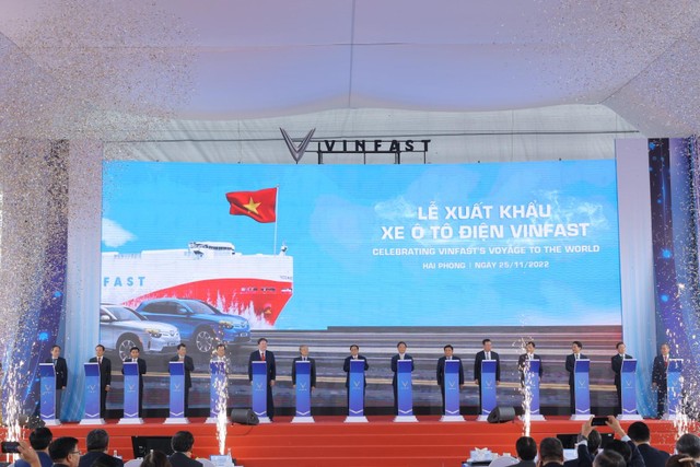 Các đại biểu nhấn nút lễ xuất khẩu lô xe VF8 sang Mỹ. Các đại biểu nhấn nút lễ xuất khẩu lô xe VF8 sang Mỹ.