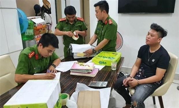 Lực lượng chức năng khám xét nhà Trần Viết Nghĩa, đối tượng cầm đầu một đường dây cá độ bóng đá quy mô lớn trên 32 triệu USD, tháng 7/2020. (Ảnh: TTXVN phát).