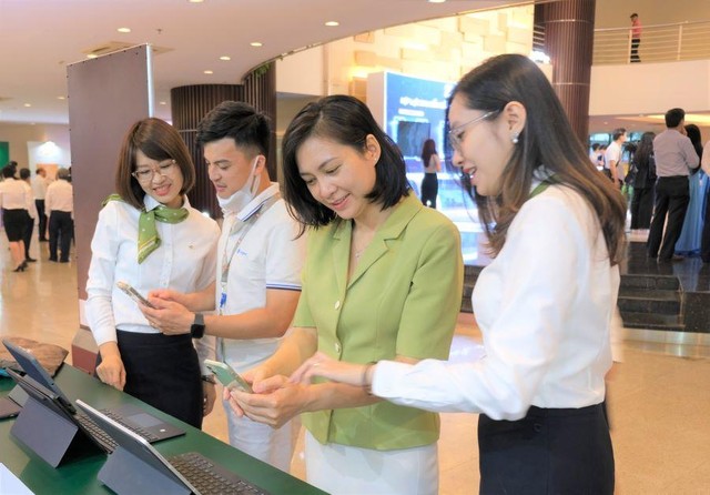 Khách hàng trải nghiệm dịch vụ ngân hàng số của Vietcombank.