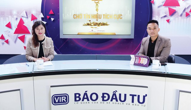 Ông Phùng Trung Kiên, Giám đốc Phân tích Công ty Chứng khoán AIS (bìa phải) tại talkshow “Chọn danh mục” của Báo Đầu tư.