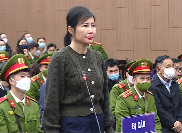 Cựu Phó tổng giám đốc Hoàng Thị Thúy Nga là người đại diện cao nhất của Công ty AIC tại tòa.