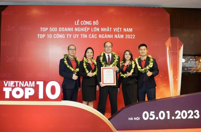 Các thành viên Dai-ichi Life Việt Nam tại Lễ công bố và trao giải “Top 500 Doanh nghiệp lớn nhất Việt Nam năm 2022”.