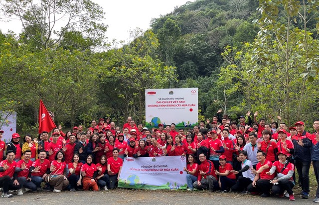 Thành viên Ban Giám đốc Dai-ichi Life Việt Nam và đại diện Vườn Quốc gia Cúc Phương cùng các tình nguyện viên chụp hình tại Bảng lưu niệm chương trình trồng cây mùa xuân.