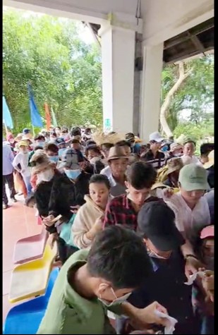 Lượng du khách tại Cáp treo Núi Cấm “quá” đông những vẫn “tải” hết.