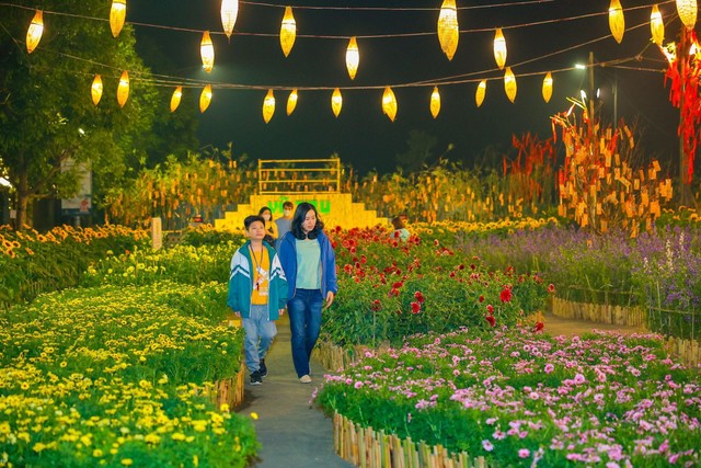 Đường hoa Home Hanoi Xuan được tổ chức nhằm kích cầu tiêu dùng, bình ổn thị trường, phục vụ nhu cầu mua sắm, đặc biệt tạo những không gian trải nghiệm cho người dân thủ đô và du khách mỗi dịp Tết đến xuân về. Ông Bùi Duy Quang - Phó giám đốc Trung tâm Xúc tiến Đầu tư, Thương mại, Du lịch Hà Nội - cho biết: “Trong những năm gần đây, đường hoa Home Hanoi Xuan thường xuyên được tổ chức tại khu đô thị Mailand Hanoi City nhằm tạo ra những trải nghiệm đặc sắc và lý thú hơn về văn hóa truyền thống của Việt Nam trong dịp Tết, đồng thời hình thành không gian văn hóa sáng tạo cho người dân và du khách”.