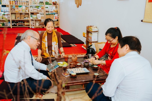 Nét giao thoa giữa Tết xưa và nay thu hút nhiều bạn trẻ đến với phố đi bộ Pont de Long Bien. Bạn Trịnh Ngọc Anh (24 tuổi, Đống Đa, Hà Nội) chia sẻ: “Tết là khoảng thời gian để sống chậm lại, đồng thời cũng là dịp để tìm hiểu về cội nguồn. Với tôi, được trải nghiệm những hoạt động Tết xưa thú vị tại phố đi bộ Pont de Long Bien là kỷ niệm đẹp trong dịp xuân Quý Mão này. Hy vọng những hoạt động đón Tết sẽ tiếp tục được tổ chức trong những năm tiếp theo và nơi đây sẽ trở thành điểm hẹn giao lưu lý tưởng và trung tâm văn hoá, sáng tạo của giới trẻ”.