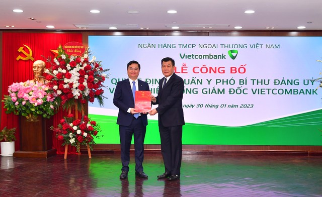 Ông Nguyễn Đức Phong – Phó Bí thư Thường trực Đảng ủy Khối DNTW (bên phải) trao Quyết định của Đảng ủy Khối DNTW chuẩn y chức danh Phó Bí thư Đảng ủy Vietcombank cho ông Nguyễn Thanh Tùng.