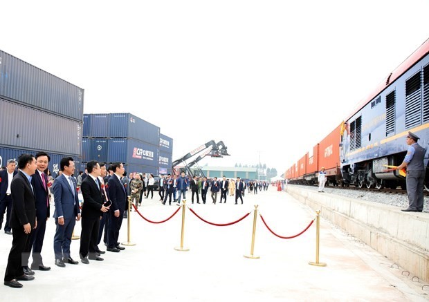 Các đại biểu chứng kiến chuyến tàu liên vận quốc tế đầu tiên khởi hành từ ga Kép. (Ảnh: Đồng Thúy/TTXVN).