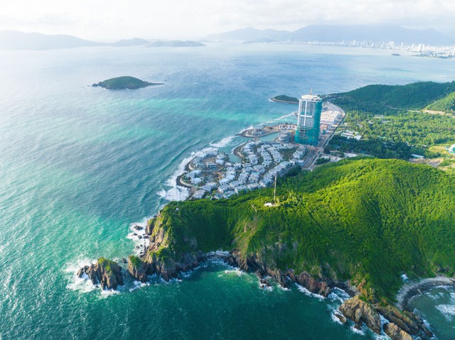 Bãi Tiên với địa thế “tọa sơn ngọa thủy” với khung cảnh thiên nhiên tựa chốn bồng lai tiên cảnh. Bãi Tiên với địa thế “tọa sơn ngọa thủy” với khung cảnh thiên nhiên tựa chốn bồng lai tiên cảnh.