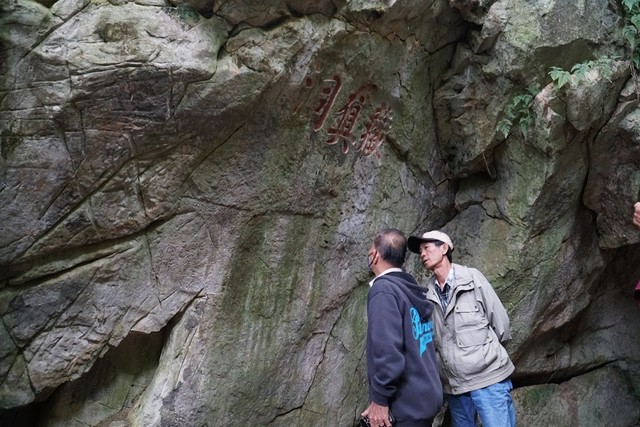 Khách du lịch tham quan Ma nhai tại danh thắng Ngũ Hành Sơn.