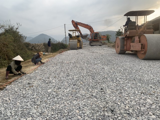 Thi công đường liên xã Mường Lựm, Sơn La.