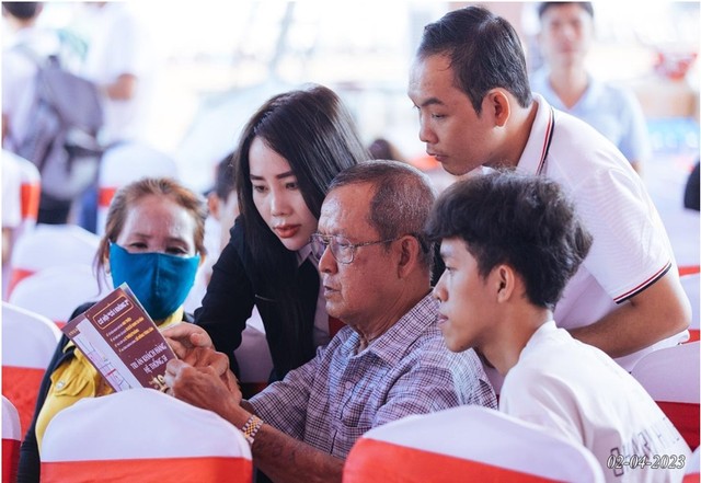 Chuyên viên kinh doanh của Hệ thống 5F tư vấn giúp khách hàng lựa chọn sản phẩm ưng ý.