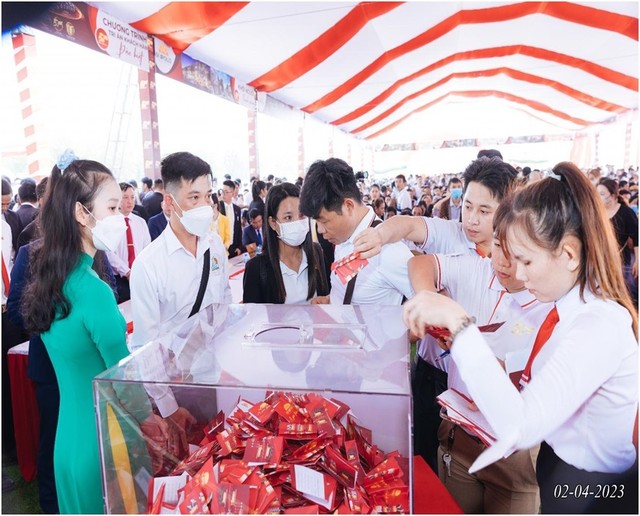 Nhân viên của Hệ thống 5F hỗ trợ khách hàng bỏ phiếu rút thăm may mắn vào thùng phiếu.