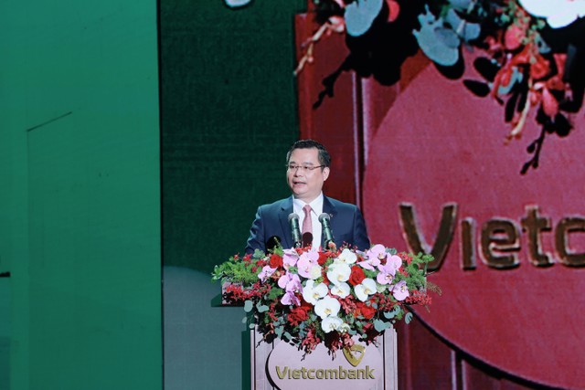 Đ/c Nguyễn Thanh Tùng - Phó Bí thư Đảng ủy, Thành viên HĐQT, Tổng Giám đốc báo cáo tại buổi lễ. Đ/c Nguyễn Thanh Tùng - Phó Bí thư Đảng ủy, Thành viên HĐQT, Tổng Giám đốc báo cáo tại buổi lễ.