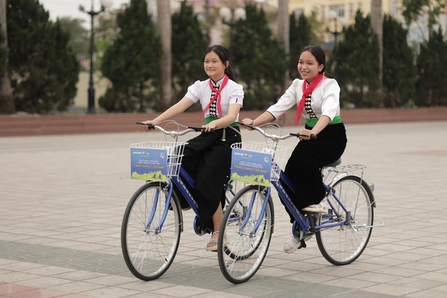 Khuôn mặt rạng ngời của các em học sinh khi nhận được học bổng từ “Quỹ xe đạp chở ước mơ”.