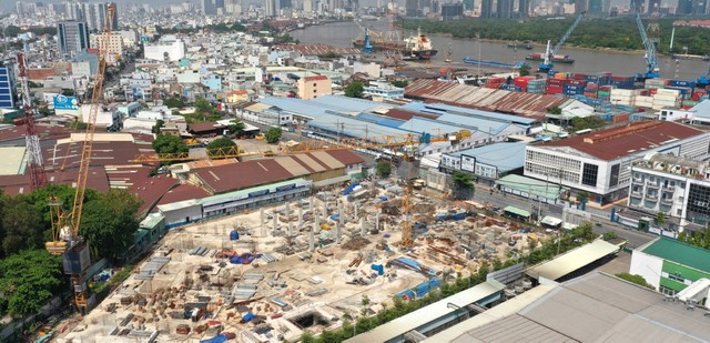 Bên trong công trình Shizen Home vẫn ngổn ngang vật liệu xây dựng, những khối bê tông đứng “lạnh lùng” trước sự chờ đợi mòn mỏi của chủ đầu tư.