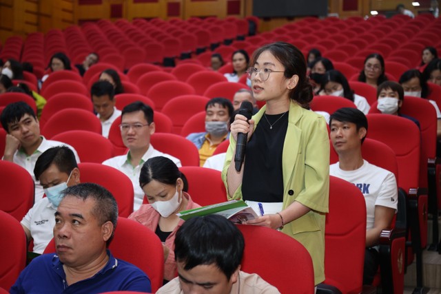 Cổ đông tham gia trao đổi tại kỳ họp ĐHĐCĐ thường niên 2023 của Nhựa Tiền Phong.