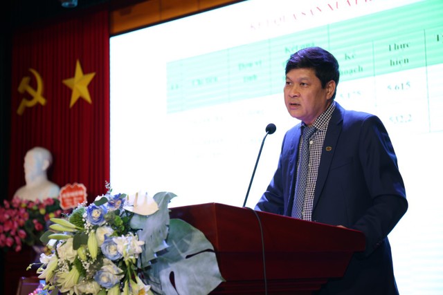 Ông Chu Văn Phương, thành viên HĐQT, Tổng giám đốc Nhựa Tiền Phong báo cáo kết quả kinh doanh năm 2022 trước cổ đông.