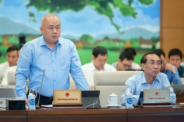 Thứ trưởng Bộ Kế hoạch và Đầu tư Đỗ Thành Trung phát biểu tại phiên họp.