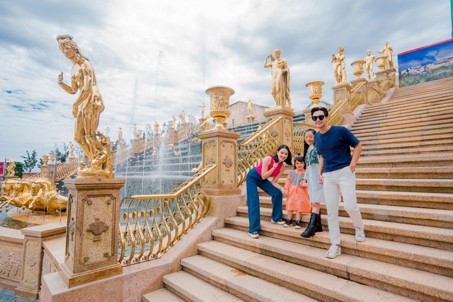 Nhiều điểm đến đầu tư các sản phẩm du lịch mới nhằm thu hút du khách bên cạnh thế mạnh về cảnh quan thiên nhiên. Trong ảnh: Khách vui chơi tại Sun World Bana Hills, Đà Nẵng.