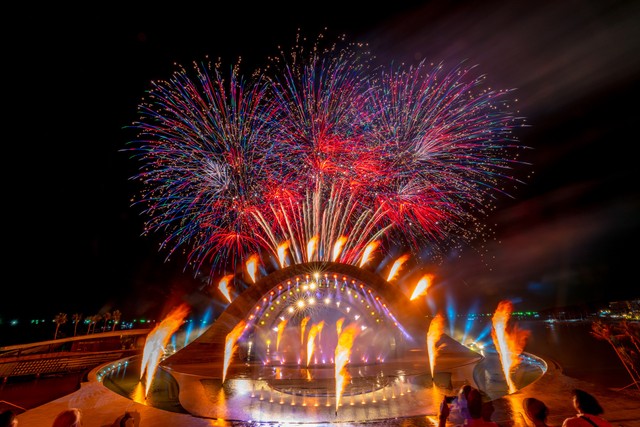 Pháo hoa tại show diễn Kiss The Stars – Phú Quốc. Ảnh: Minh Tú.