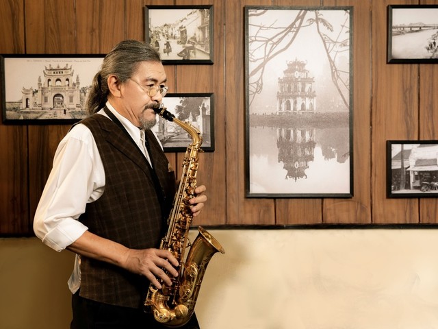 Những giai điệu của nghệ sĩ Quyền Văn Minh thấm thía tình yêu Hà Nội và tình yêu Bia Hà Nội. (Ảnh: Bia Hà Nội).