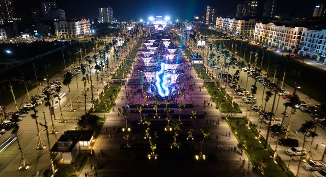 Trục cảnh quan lễ hội TP Sầm Sơn lung linh trong đêm.