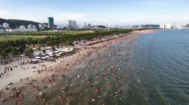 Du khách tắm biển Bãi Cháy tháng 7/2023.