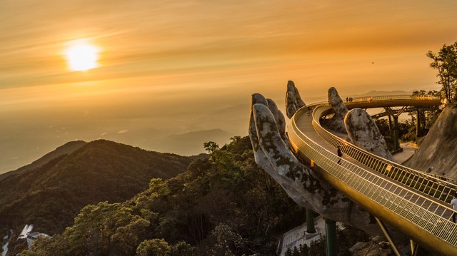 Cầu Vàng tại Sun World Ba Na Hills là điểm đến không thể bỏ qua của du khách. Cầu Vàng tại Sun World Ba Na Hills là điểm đến không thể bỏ qua của du khách.