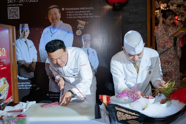 Đại sứ Tomisawa cùng người học trò thân thiết của mình - Đầu bếp Huy hiệu vàng Fuku Nguyễn (Nguyễn Bá Phước).