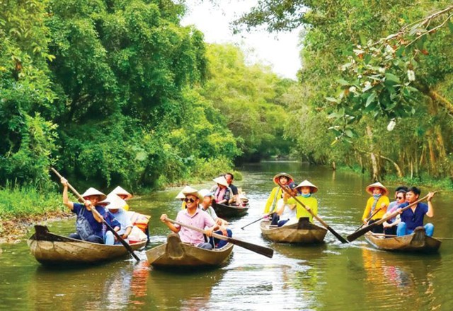 Tour du lịch sông nước, tham quan miệt vườn, trải nghiệm cuộc sống làm nông nghiệp... là một trong những “đặc sản” của du lịch Đồng Tháp. Tour du lịch sông nước, tham quan miệt vườn, trải nghiệm cuộc sống làm nông nghiệp... là một trong những “đặc sản” của du lịch Đồng Tháp.
