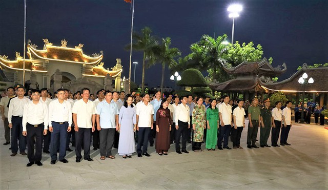 Lãnh đạo Tỉnh ủy, HĐND, UBND tỉnh, Ủy ban MTTQ tỉnh Hà Nam và các đại biểu dâng hương, tưởng niệm Anh hùng liệt sĩ.