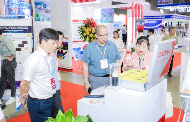 Khách hàng tìm hiểu cáp sạc của CTCP Dây cáp điện Việt Nam (CADIVI) – đơn vị thành viên của Gelex Electric tại Triển lãm Vietnam ETE và Enertec Expo 2023.