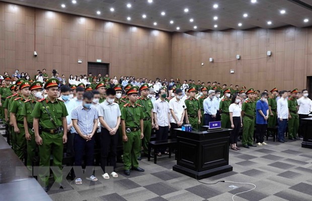 Các bị cáo nghe Hội đồng xét xử tuyên án. (Ảnh: Phạm Kiên/TTXVN).