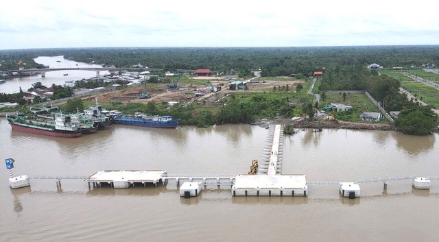 Dự án kho cảng Gò Công hiện đã tiếp nhận tất cả tàu xăng dầu có trọng tải dưới 50.000 tấn. Dự án kho cảng Gò Công hiện đã tiếp nhận tất cả tàu xăng dầu có trọng tải dưới 50.000 tấn.