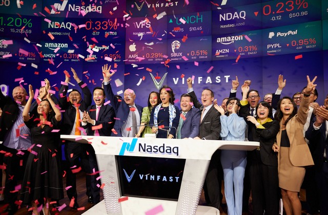 Niềm vui vỡ òa của lãnh đạo VinFast và các cộng sự khi cổ phiếu VF2 bay cao trong phiên chào sàn. Niềm vui vỡ òa của lãnh đạo VinFast và các cộng sự khi cổ phiếu VF2 bay cao trong phiên chào sàn.