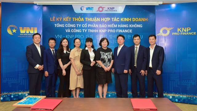 Đại diện VNI và Đại diện KNP Pro Finance chụp ảnh lưu niệm tại buổi lễ.