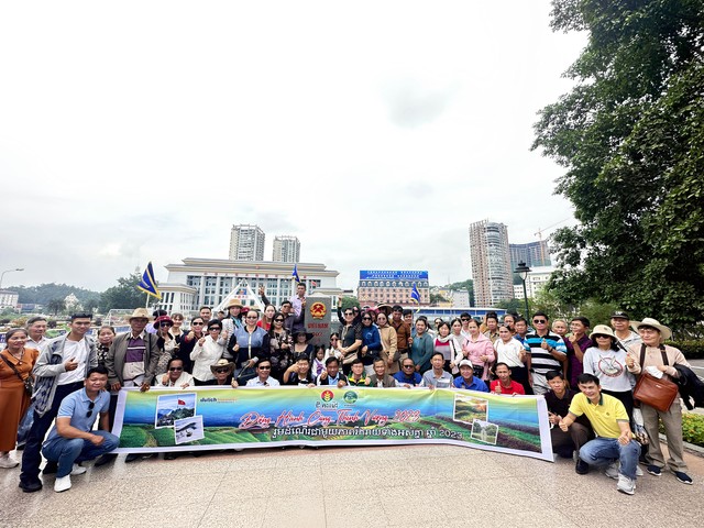 Những khách hàng thân thiết tại Campuchia của Phân Bón Cà Mau trong chuyến hành trình Khám phá Việt Nam. Những khách hàng thân thiết tại Campuchia của Phân Bón Cà Mau trong chuyến hành trình Khám phá Việt Nam.