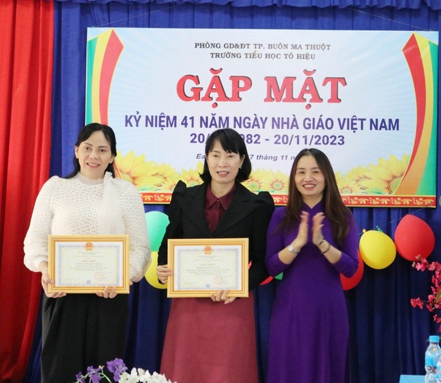 Đại diện BHXH tỉnh Đắk Lắk trao tặng Giấy khen tặng tập thể Trường Tiểu học Tô Hiệu (TP. Buôn Ma Thuột) và cô giáo Đoàn Thị Tuyết Yến – Hiệu trưởng nhà trường. Đại diện BHXH tỉnh Đắk Lắk trao tặng Giấy khen tặng tập thể Trường Tiểu học Tô Hiệu (TP. Buôn Ma Thuột) và cô giáo Đoàn Thị Tuyết Yến – Hiệu trưởng nhà trường.