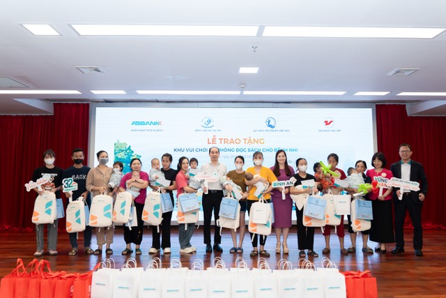 Chỉ sau hơn 1 tháng phát động và triển khai xây dựng, khu vui chơi Ngôi nhà An Bình dành cho các em nhỏ đã được khánh thành và trao tặng cho Bệnh viện Nhi Hà Nội