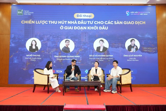 Từ trái qua phải): Bà Đỗ Thị Thu Hà (Công ty 1Matrix), ông Hoàng Quảng Minh (Chuyên gia Marketing Web3), bà Lê Vũ Hương Quỳnh (Tether) và ông Lê Sỹ Nguyên (Bitget Việt Nam) cùng thảo luận về những chiến lược thu hút nhà đầu tư cho các sàn giao dịch nội địa ở giai đoạn đầu.